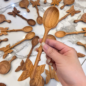 Cucharas Artesanales de Madera con Diseño de Triple Flor - 16 cm, Diseños Intrincados Tallados a Mano - Artesanía Sostenible en Madera de Fresno y Acacia - Venta al Por Mayor Personalizada - Product Image 2