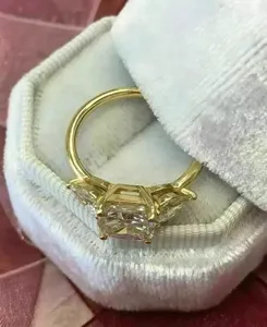 Anillo de Compromiso con Halo y Corte Cojín de Moissanita Auténtica de 2.20 Quilates, Chapado en Oro Amarillo de 14k - Product Image 3