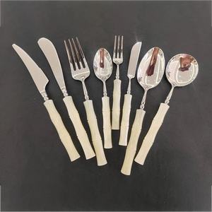 Lot de 5 couverts de mariage en acier inoxydable avec poignée en os blanc naturel - Product Image 6