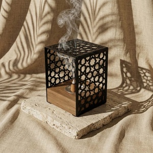 Quemador de Incienso de Madera Hecho a Mano con Recortes Geométricos, Difusor Aromático para Uso en Todas las Estaciones - Product Image 3