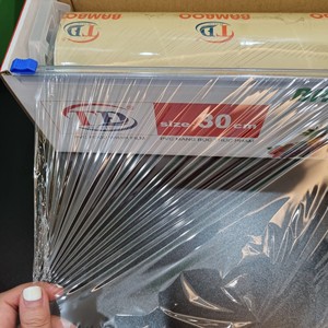 Film étirable PVC de qualité supérieure pour emballage alimentaire frais, fabriqué au Vietnam, qualité alimentaire, épaisseur 10/11 microns, longueur 400m 500m - Product Image 5