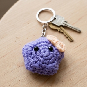 Porte-clés étoile au crochet fait main, étoile violette tricotée, breloque de sac Amigurumi, pendentif de sac à dos, objet d'art pur, porte-clés artisanal, cadeau - Product Image 5