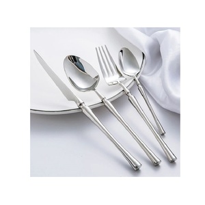 Couverts en métal Prestige Home Table Companion, conçus pour sublimer les repas quotidiens avec une coordination esthétique des repas. - Product Image 6