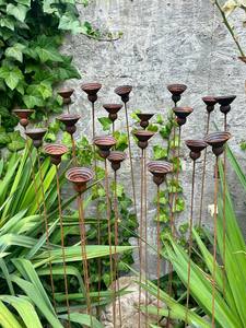 Piquets de jardin classiques en fer avec embout sphérique, supports de plantes en métal robustes pour l'aménagement paysager extérieur et la décoration de jardin - Product Image 2