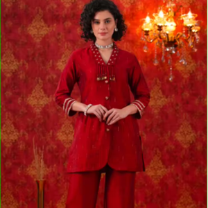 Conjunto de Chaqueta Roja con Detalles Brillantes - Product Image 1