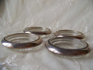 Ensemble élégant de 4 sous-verres ronds en métal parfaits pour les hôtels, les restaurants et la cuisine. - Product Image 2