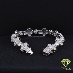 Pulsera en tono plateado con apariencia de cristal, detalles florales en las eslabones y piedra central cuadrada para compradores mayoristas de joyería. - Product Image 5
