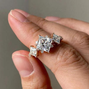 Bague en or jaune avec pierre latérale en diamant princesse pour femme, élégante, luxueuse, pour fiançailles, mariage et anniversaire, bijoux fins - Product Image 3