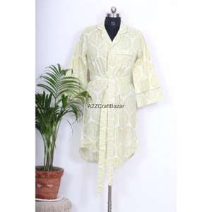 เดรสผู้หญิงผ้าฝ้ายพิมพ์ลายดิจิทัลลายดอกไม้ ระบายอากาศได้ดี เป็นมิตรกับสิ่งแวดล้อม 100%  ความยาวปานกลาง แขน 3/4 คอวี ติดกระดุม เหมาะสำหรับงานกลางคืน/งานทางการ - Product Image 5