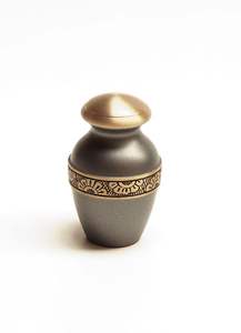 Uzair Artesanías, Urna Funeraria Pequeña de Metal para Cenizas de Mascotas y Humanos, Recuerdo Conmemorativo, Diseños Personalizables, Artículos Funerarios - Product Image 2