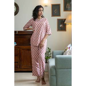 Conjunto de Pijama Marigold Mornings para Mujer con Antifaz, Ropa de Dormir Cómoda - Product Image 2