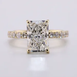 Bague de fiançailles classique glamour en or avec diamant de laboratoire taille radiant, pavé français, solitaire, monture cathédrale, bijoux fins sur mesure - Product Image 1