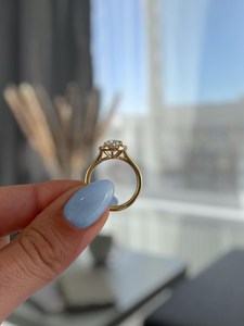 Anillo de Compromiso con Diamante Cultivado en Laboratorio, Estilo Vintage, en Oro Blanco con Corte Pera en el Centro y Detalles Laterales Marquise para Mujer - Product Image 2