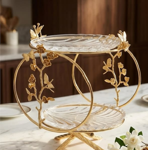 Support à gâteau à deux niveaux en verre, encadré d'un anneau doré avec des détails en forme de vigne, disponible à prix de gros. - Product Image 1