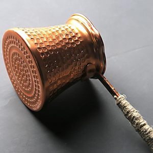 Cafetière turque moderne en cuivre martelé, motif floral audacieux, avec poignée en bois et pot à lait, finition polie brillante pour décoration turque - Product Image 4
