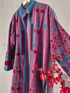 Veste longue pour femme en velours violet Suzani faite à la main, matelassée, à capuche, brodée de fleurs, écologique, style bohème, manteau ethnique de luxe pour l'hiver - Product Image 2