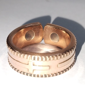 Ensemble d'anneaux magnétiques de bien-être texturés, de luxe, en cuivre poli, écologiques, au design personnalisable, pour mariage, par Antique Creation - Product Image 5