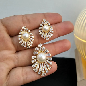 Conjunto de dos piezas de perlas de agua dulce y también se puede hacer como broche. Conjunto de joyería de perlas chapadas en oro. Fabricante mayorista de conjuntos de perlas. - Product Image 1