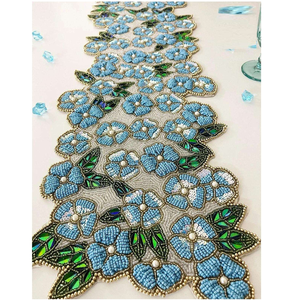Magnifique chemin de table artisanal à motifs floraux d'hortensias pastel violet, bleu et blanc, disponible à prix de gros - Product Image 6