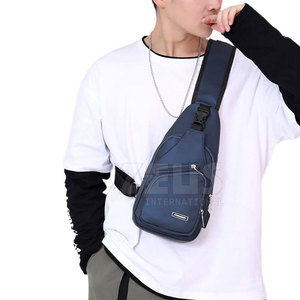Sac bandoulière tendance pour l'extérieur avec coutures durables et finition soignée - Product Image 5
