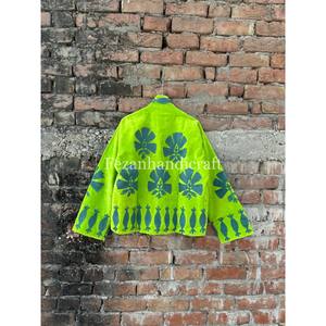 Chaqueta Acolchada de Terciopelo con Bordado Suzani y Patrón Floral, Cosida a Mano, con Cuello Alto y Dos Bolsillos Laterales, de Secado Rápido, Venta al Por Mayor - Product Image 5