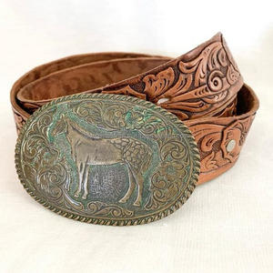 Cinturón de herramientas de cuero occidental de 38mm para unisex en todos los tamaños personalizados y cinturón con hebilla de latón grabada de caballo de forma ovalada de diseñador - Product Image 4