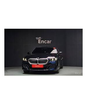 BMW Série 5 520i M Sport 2023 avec boîte de vitesses automatique, sièges en cuir, caméra de recul, seulement 5 760 km parcourus - Product Image 3