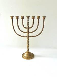 Candelabro Menorah de Latón Antiguo de 7 Brazos, Portavelas de Metal Hecho a Mano para Decoración Religiosa de Hanukkah, Diseños Personalizables - Product Image 4
