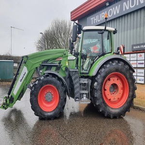 Tracteur Fendt moderne 4x4, véhicule agricole avec une construction robuste, un système hydraulique performant et une excellente performance sur le terrain - Product Image 3