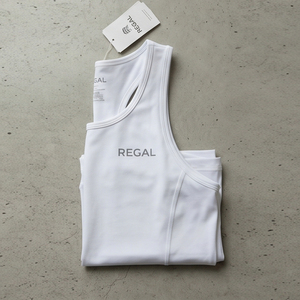 เสื้อกล้ามผู้ชายสีขาวแบบเรเซอร์แบ็ค ยี่ห้อ Regal สีพื้น ผลิตจากโพลีเอสเตอร์ 100% แห้งเร็ว เหมาะสำหรับวิ่งและออกกำลังกาย - Product Image 3