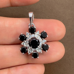 จี้รูปดอกไม้ประดับพลอยออนิกซ์สีดำธรรมชาติ 100% สำหรับผู้หญิงจาก Rhaya Jewels ชุบโรเดียมบนเงินสเตอร์ลิง ดีไซน์เรียบหรู - Product Image 3