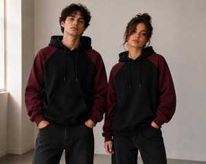 Sweat-shirt unisexe oversize à blocs de couleur noir et bordeaux, manches raglan, style streetwear décontracté, en molleton bouclette 100% coton - Product Image 1