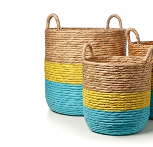 Panier en jacinthe d'eau tressé à la main, durable, style vintage, avec détails jaunes et bleus - Product Image 3