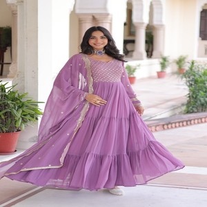 Vestido de Mujer VASTRA COTTAGE en Faux Georgette con Lentejuelas, Bordado Zari, Manga Larga, Cuello en V Elegante y Dupatta a Juego - Product Image 4