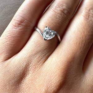 Anillo de Moissanita con Forma de Corazón y Banda Curva para Mujer, Plata 925 Original, Joyería Única para Propuesta de Matrimonio, Regalo de Boda - Product Image 3