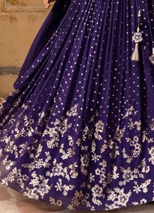 Lehenga Choli en tissu de soie Vichitra avec broderies Zari et sequins, superposées avec micro-toile et cancan, accompagné d'un dupatta. - Product Image 4