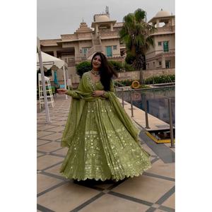 Robe longue en géorgette fantaisie avec broderie et dupatta vert perroquet - Product Image 2