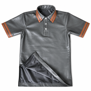 เสื้อโปโลหนังแกะสำหรับผู้ชาย สีเทา-น้ำตาล คอเสื้อลายทางตัดกัน แขนสั้น ติดกระดุมแป๊ก ซับในเต็มตัว เสื้อคลับ - Product Image 1