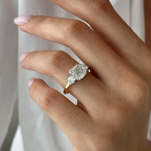 Anillo Trilogía con Diamante de Laboratorio Redondo y Corte Cojín, Calidad IGI D-E-F VVS-VS, Oro 14K, Oro Rosa, Oro Blanco, Plata, Inventario B2B - Product Image 6