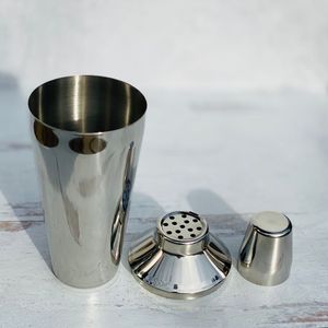 Coctelera de metal duradera con tapa a prueba de fugas y acabado pulido, perfecta para mezclar cócteles en casa. - Product Image 5