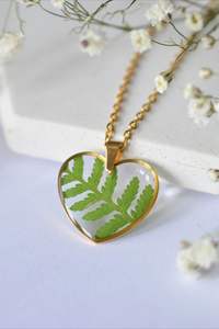 Collier ras-du-cou Etsy en résine avec breloques en forme de cornes d'animaux, fleurs séchées pressées et pétales de marguerite, fait main, en promotion - Product Image 4