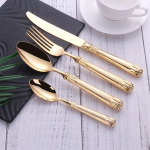 Juego de cubiertos clásicos de alta gama en oro con mangos negros, resistentes al óxido, para ocasiones de boda. - Product Image 4