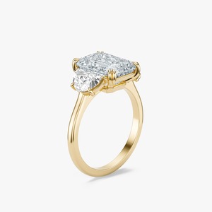 Anillo de compromiso de lujo de oro amarillo de 14 quilates con tres diamantes cultivados en laboratorio de corte esmeralda y engaste de puntas para mujer, ideal para fiestas y ocasiones especiales. - Product Image 1