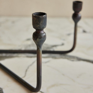 Candelabro triangular de metal bronce oscuro que sostiene tres velas cónicas de cera de abeja amarilla retorcida distintivas para una decoración elegante del hogar. - Product Image 3