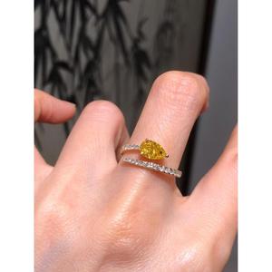 Anillo de oro amarillo macizo con diamante amarillo talla pera, engaste de puntas, banda envolvente abierta tipo bypass con pavé simple, doble fila, brillante, pieza de joyería fina y llamativa - Product Image 1