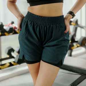 Nuevos Pantalones Cortos Deportivos de Doble Capa Verde Botella y Negro Personalizados, Elásticos, de Cintura Media para Mujer, Venta Caliente OEM ODM - Product Image 1