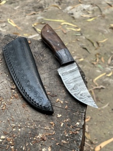 Cuchillo de desollar hecho a mano de acero de Damasco con mango de palisandro y madera Pakka, personalizado OEM ODM, artesanal premium, de espiga completa, para caza - Product Image 4