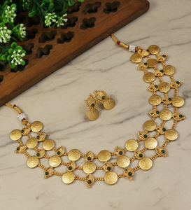 Parure de bijoux de temple plaquée or style Bollywood, faite à la main, avec pierres vertes émeraude, colliers de mariée traditionnels pour femmes - Product Image 2