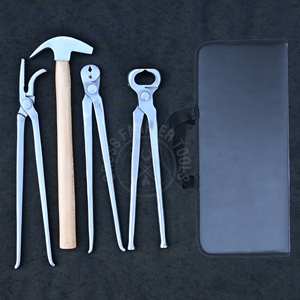 Kit d'outils de fermeur durable : Extracteur de sabots, Pince à sabots, Extracteur de clous et Marteau de fermeur à manche en bois avec étui - Product Image 1