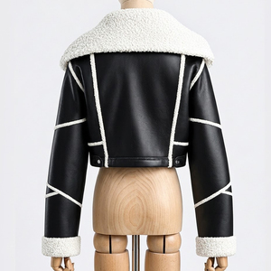 Veste en similicuir noir personnalisée avec col et poignets en fourrure de mouton blanche, coupe courte, style motard, vêtement d'extérieur pour femme - Product Image 5